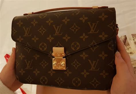 como diferenciar un bolso louis vuitton original|louis vuitton neverfull pouch strap.